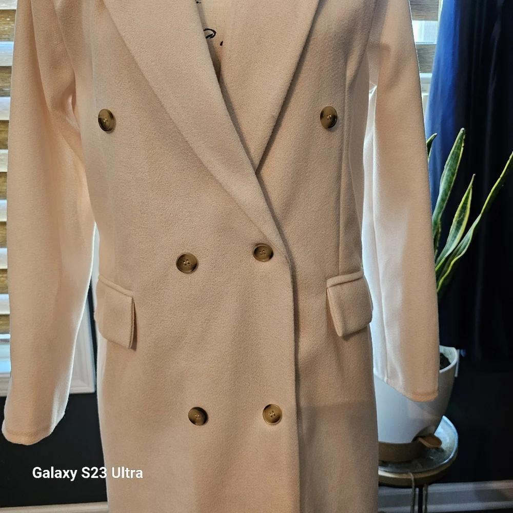 Elegant White Double-Breasted Women's Coat - Picture 6 of 13